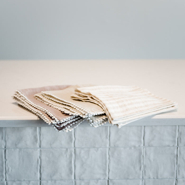  straight sewn hem, easy to mix and match with other table accessories.